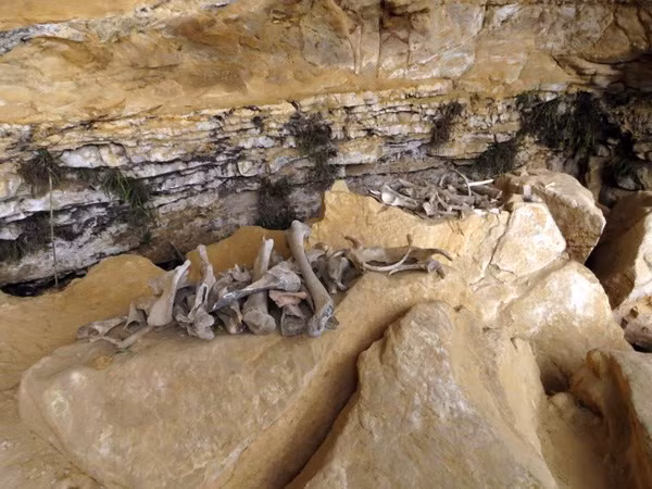 Giật mình những ngôi mộ hình mặt người trên đá cheo leo ảnh 9