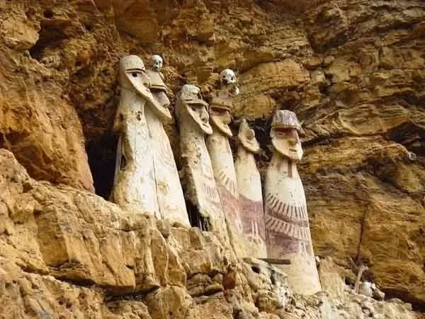 Giật mình những ngôi mộ hình mặt người trên đá cheo leo ảnh 2