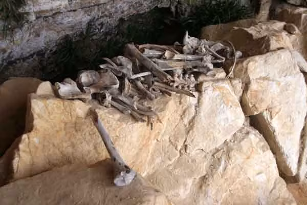 Giật mình những ngôi mộ hình mặt người trên đá cheo leo ảnh 4