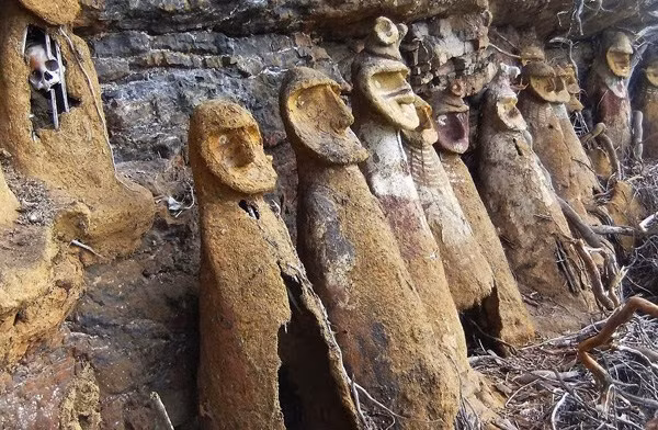 Giật mình những ngôi mộ hình mặt người trên đá cheo leo ảnh 12