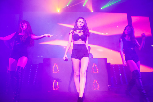 Bộ đồ ngắn cũn còn giúp "gái một con" khoe đôi chân thon nuột nà trước hàng trăm khán giả. thuy-tien6-7352-1418973949.jpg