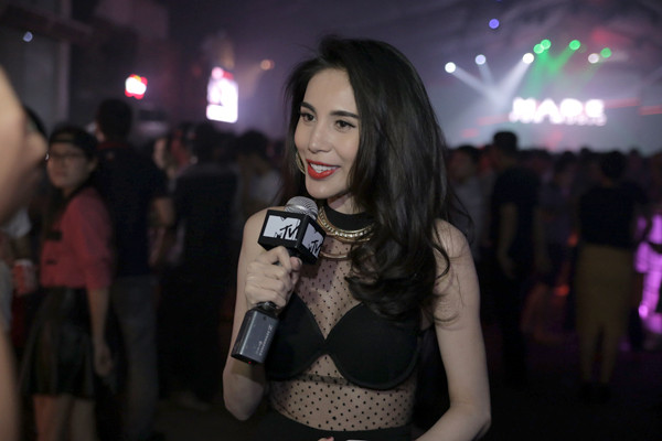 Cô gây chú ý khi mặc trang phục với áo xuyên thấu, để lộ nội y gợi cảm. thuy-tien5-4613-1418973949.jpg