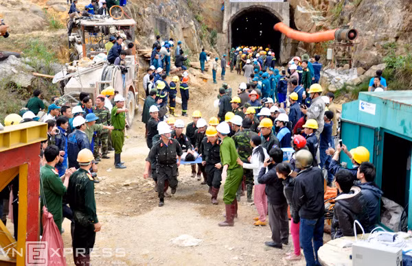 Các nạn nhân được đưa ra trong niềm vui vỡ òa của mọi người. Ảnh: Trí Tín.