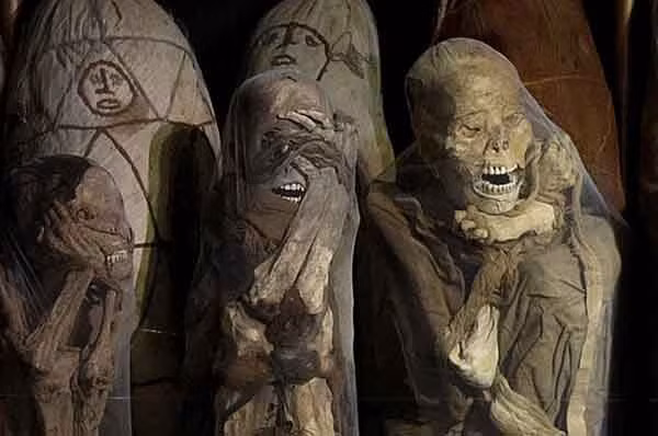 Giật mình những ngôi mộ hình mặt người trên đá cheo leo ảnh 1