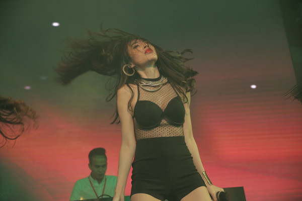 Sau thời gian úp mở, hôm qua, Thủy Tiên đã công khai tấm thiệp cưới của cô và Công Vinh. Cả hai sẽ kết hôn vào ngày 27/12 tại nhà riêng của Thủy Tiên ở Kiên Giang. thuy-tien3-1424-1418973949.jpg