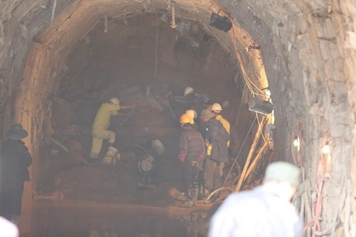 Cứu công nhân bị sập hầm, Bộ Xây dựng dự phòng phương án nhờ đối tác Nhật Bản ảnh 2 Cứu công nhân bị sập hầm, Bộ Xây dựng dự phòng phương án nhờ đối tác Nhật Bản ảnh 2