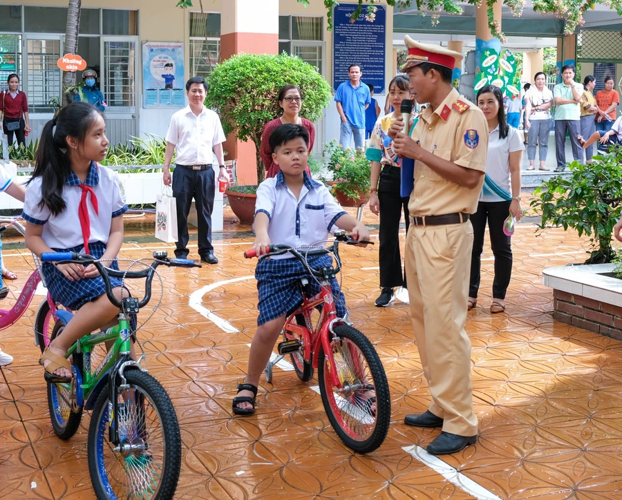 Học sinh TP Cần Thơ trải nghiệm giờ giáo dục kỹ năng an toàn giao thông.