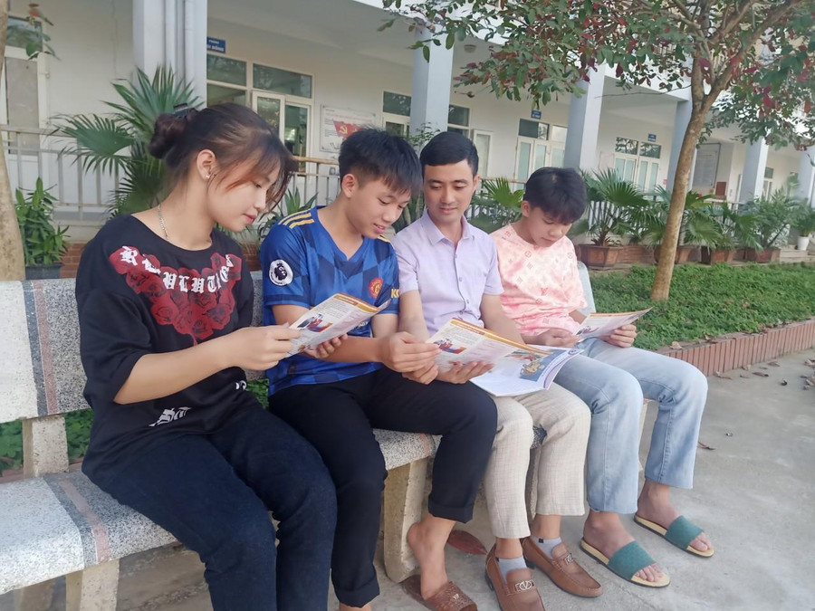 Thầy Bùi Sỹ Tiếp (thứ 2 từ phải sang) trao đổi với học sinh. Thầy Bùi Sỹ Tiếp (thứ 2 từ phải sang) trao đổi với học sinh.