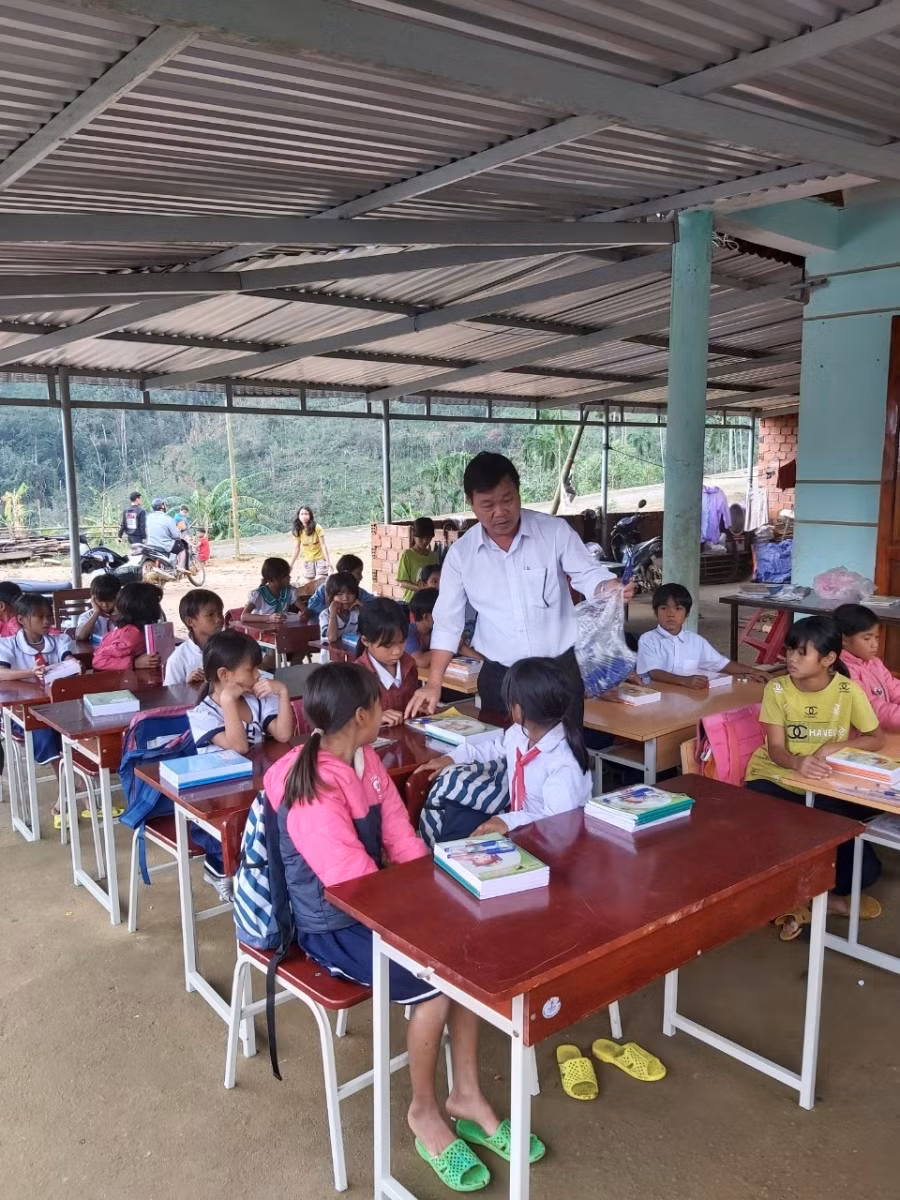 HS từ lớp 2 đến lớp 5, điểm trường thôn Trà Khương của trường Tiểu học Trà Lâm phải mượn sân nhà dân để tổ chức lớp học