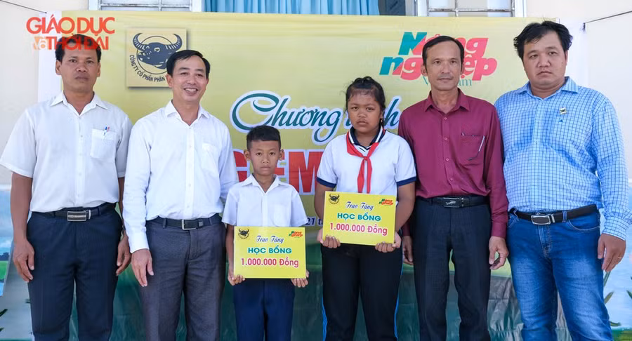 Trao học bổng cho các em HS hoàn cảnh khó khăn.