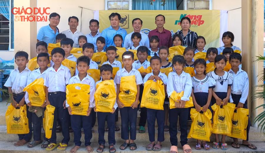 Chương trình “Cùng em tới lớp” trao quà, học bổng cho HS tỉnh Sóc Trăng.