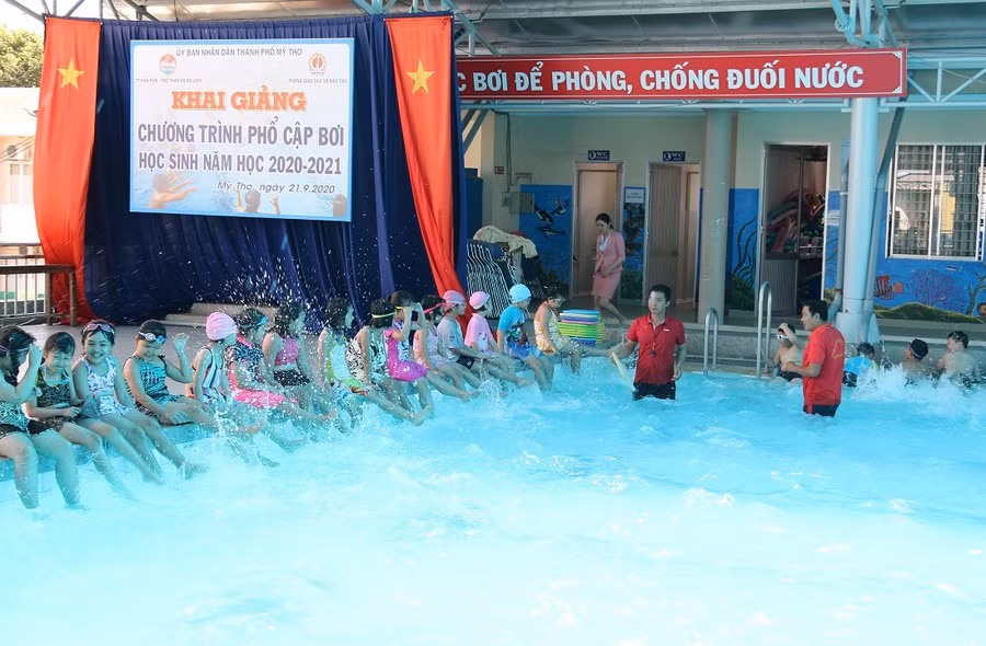 Các em HS tham gia buổi học đầu tiên.