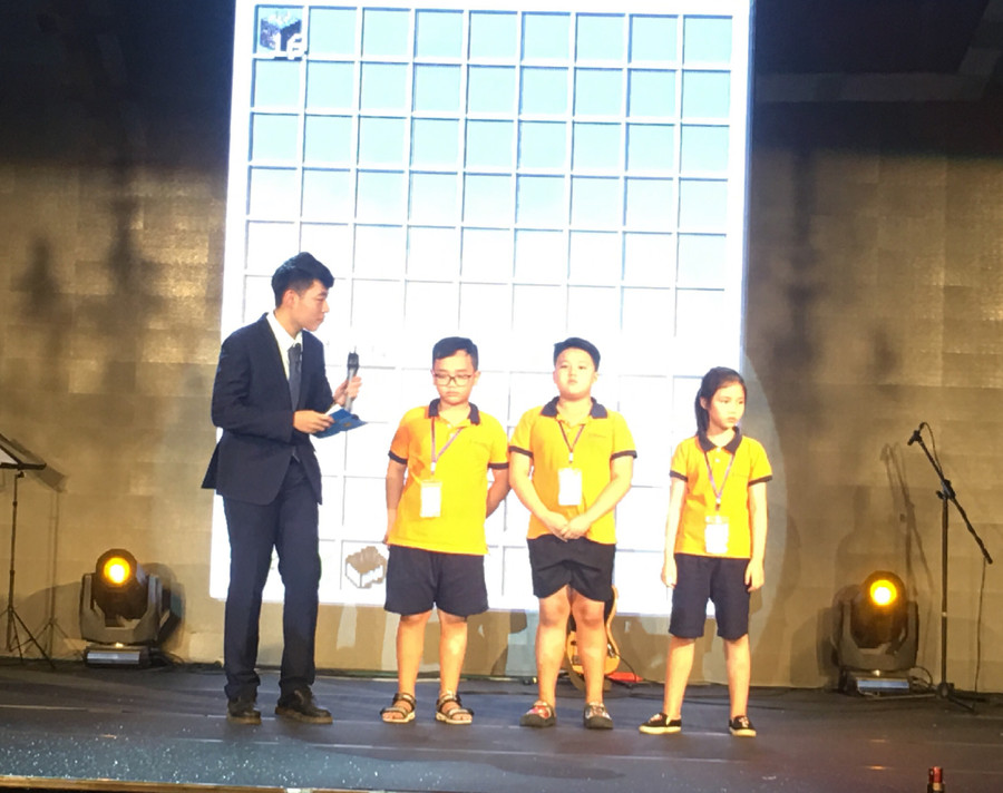 Các em học sinh đang trả lời ban giám khảo về sản phẩm dự thi của mình. Các em học sinh đang trả lời ban giám khảo về sản phẩm dự thi của mình.