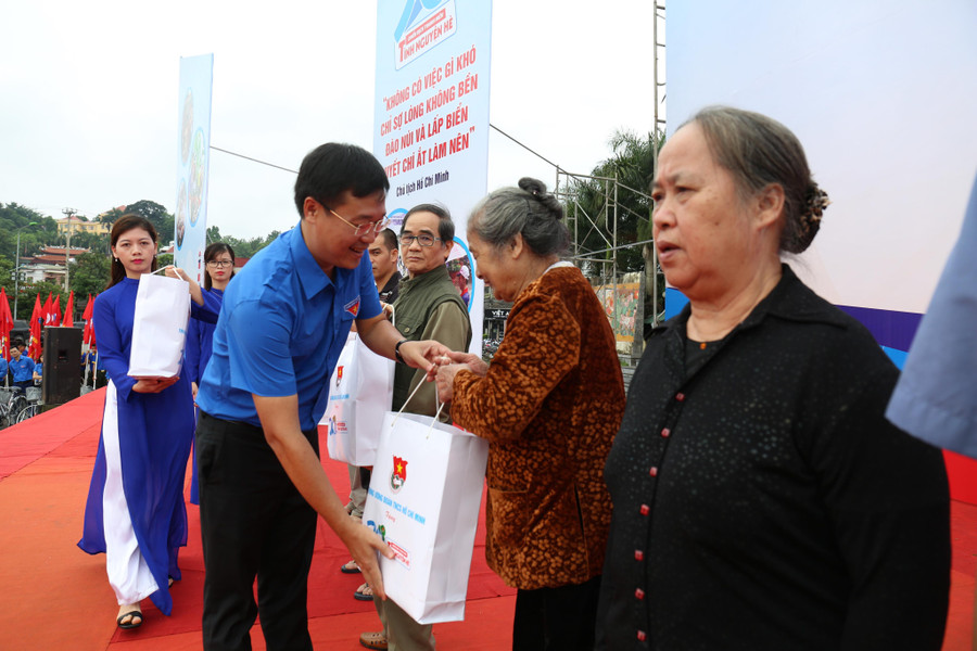 Đồng chí Lê Quốc Phong, Ủy viên dự khuyết Trung ương Đảng, Bí thư thứ nhất BCH Trung ương Đoàn tặng qua cho các gia đình chính sách Đồng chí Lê Quốc Phong, Ủy viên dự khuyết Trung ương Đảng, Bí thư thứ nhất BCH Trung ương Đoàn tặng qua cho các gia đình chính sách