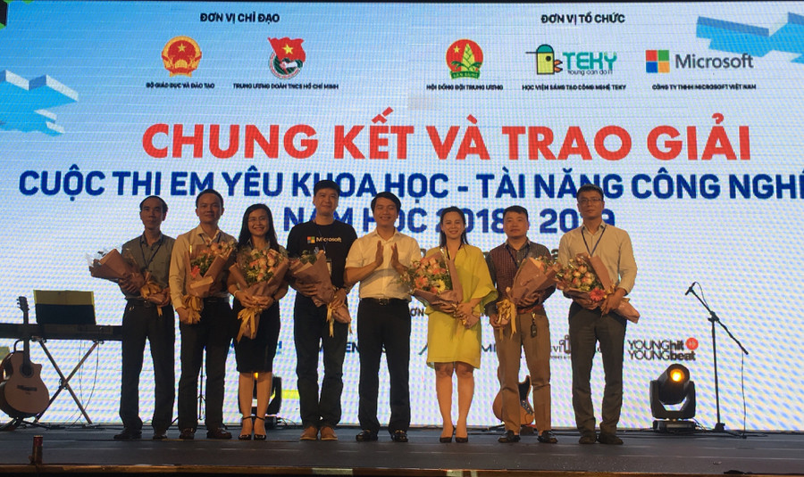 Ông Nguyễn Ngọc Lương, Bí thư BCH Trung ương Đoàn, Chủ tịch Hội đồng Đội Trung ương (giữa) tặng hoa cho Ban giám khảo. Ông Nguyễn Ngọc Lương, Bí thư BCH Trung ương Đoàn, Chủ tịch Hội đồng Đội Trung ương (giữa) tặng hoa cho Ban giám khảo.