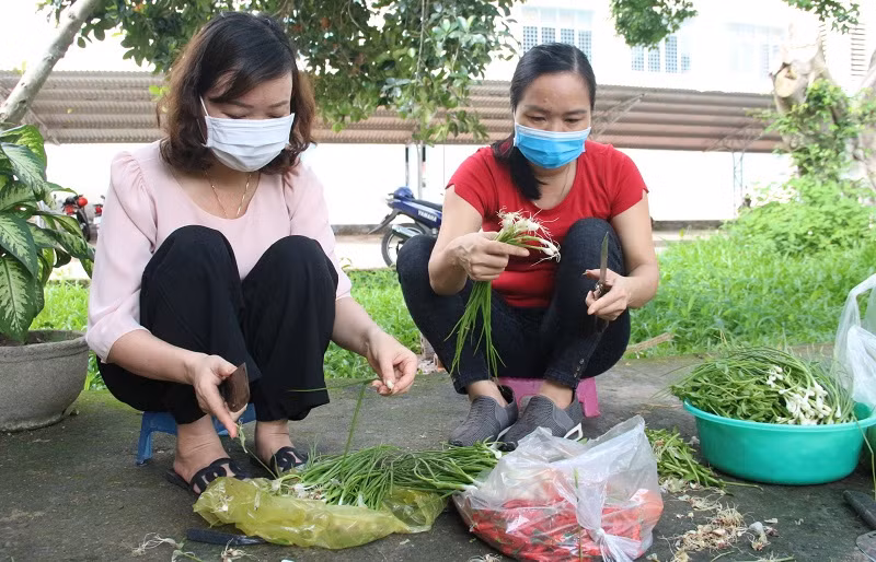 Cô Nguyễn Thị Minh Huệ (áo đỏ) hỗ trợ bếp ăn với mong muốn dịch bệnh nhanh chóng được đẩy lùi.