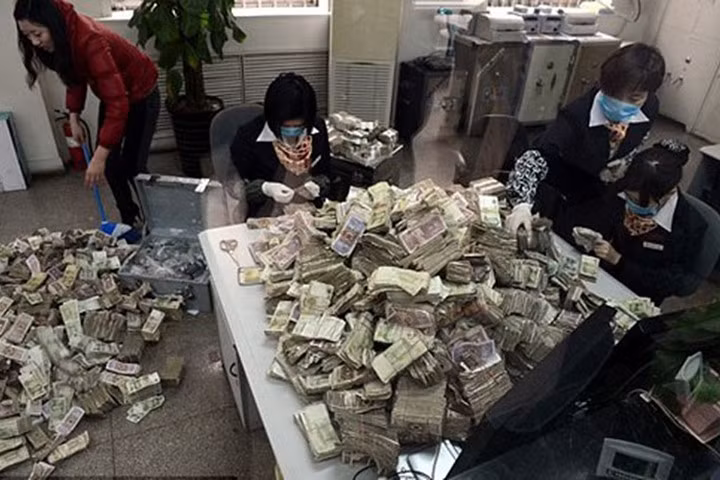 Đừng coi nhẹ tờ 2.000 đồng, bạn có thể mua được hơn 20 món đó