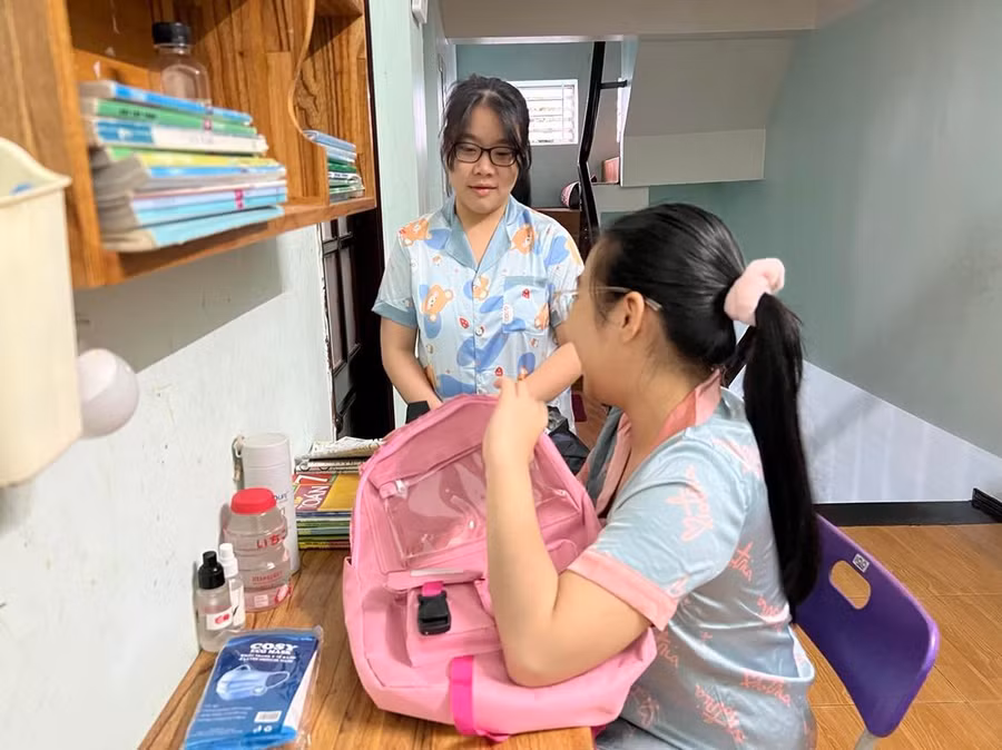 Hai chị em Hải, Hà chuẩn bị đầy đủ bình nước cá nhân, khẩu trang y tế dự phòng, dung dịch khử khuẩn cho buổi học đầu tiên đến trường trở lại của năm học 2021 - 2022.