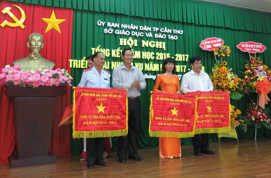 Các đơn vị thi đua xuất sắc nhận Cờ thi đua của UBND TP Cần Thơ trao tặng