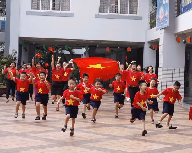 Cô và trò Trường Tiểu học Nguyễn Văn Trỗi, quận 4 hạnh phúc với chiến thắng của U23 Việt Nam