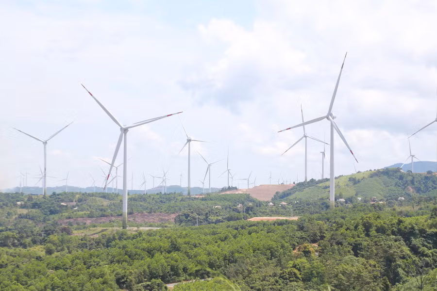 Cánh đồng điện gió Hướng Hóa cũng trở thành điểm tham quan hấp dẫn.