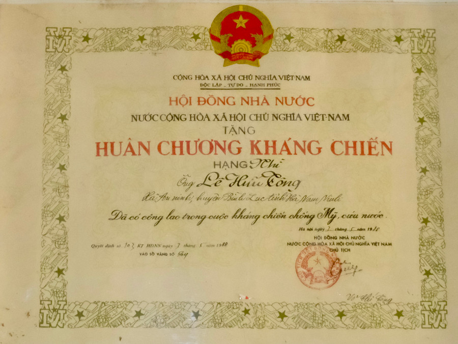 Huân chương Kháng chiến hạng Nhì tặng ông Lê Hữu Tòng đã có công lao trong cuộc kháng chiến chống Mỹ cứu nước. Huân chương Kháng chiến hạng Nhì tặng ông Lê Hữu Tòng đã có công lao trong cuộc kháng chiến chống Mỹ cứu nước.