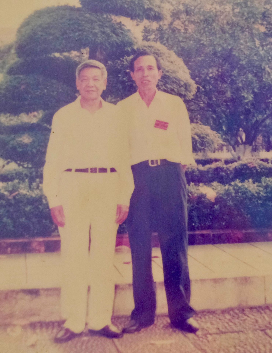 Trung tá Lê Hữu Tòng chụp ảnh cùng Thủ trưởng - cố Tổng Bí thư, Thượng tướng Lê Khả Phiêu. Trung tá Lê Hữu Tòng chụp ảnh cùng Thủ trưởng - cố Tổng Bí thư, Thượng tướng Lê Khả Phiêu.