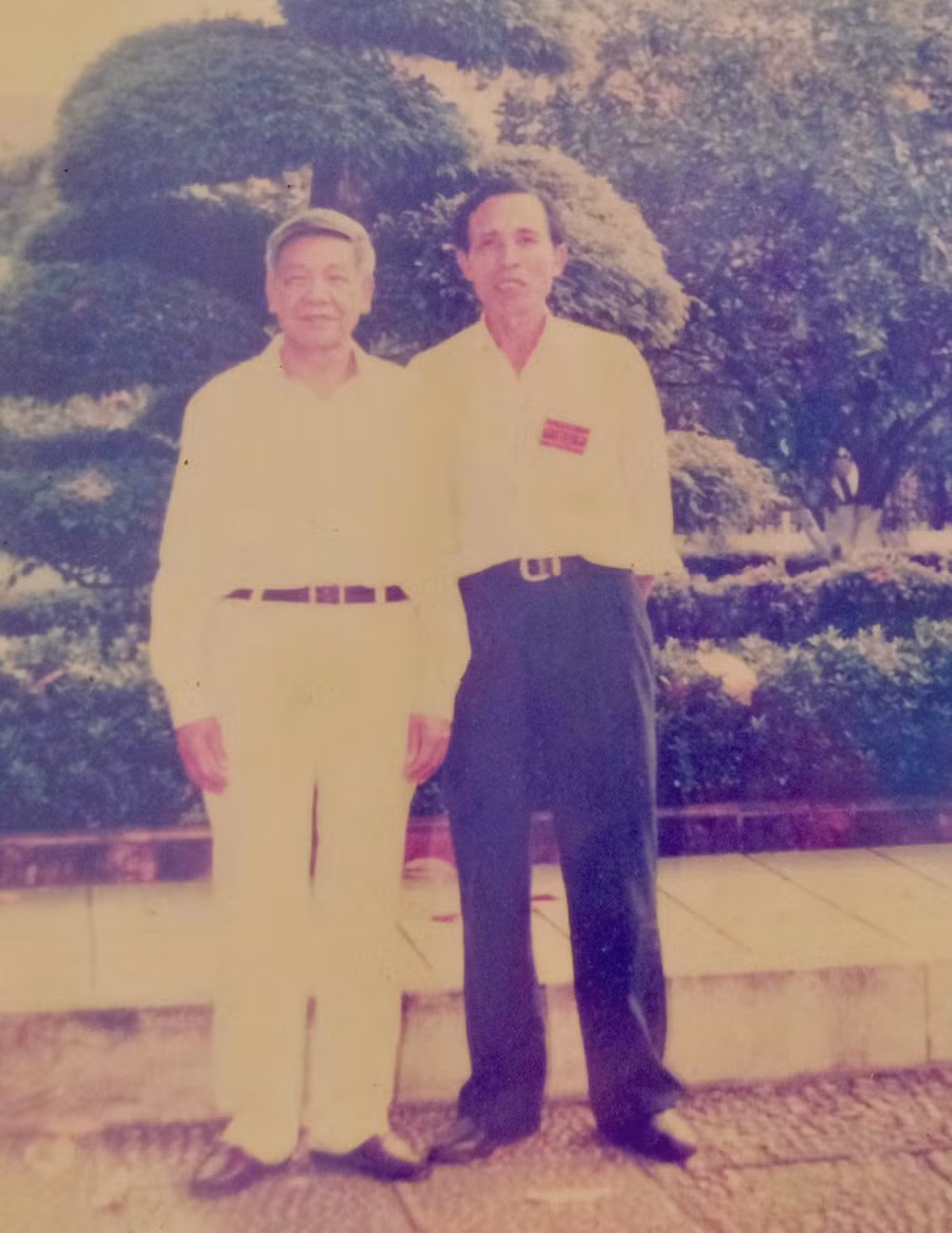 Trung tá Lê Hữu Tòng chụp ảnh cùng Thủ trưởng - cố Tổng Bí thư, Thượng tướng Lê Khả Phiêu.