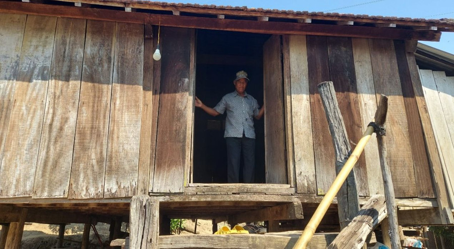 Căn nhà sàn cuối làng Kon Bưu của vợ chồng ông A Nhất. Căn nhà sàn cuối làng Kon Bưu của vợ chồng ông A Nhất.