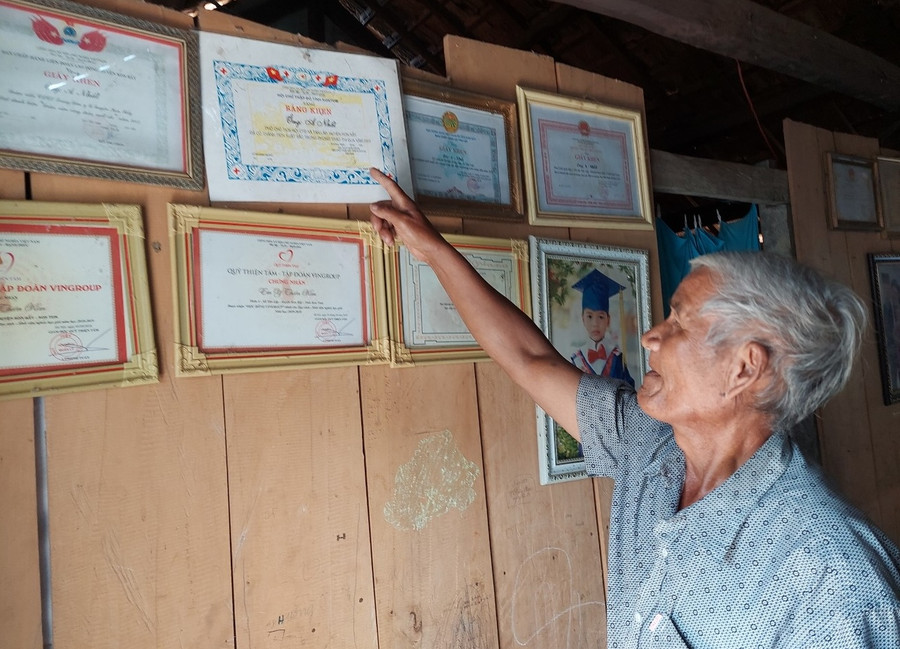Những bằng khen, giấy khen treo kín nhà già A Nhất. Những bằng khen, giấy khen treo kín nhà già A Nhất.