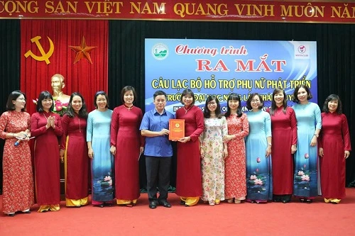 PGS.TS Đặng Xuân Bình - Chủ tịch Công đoàn trường - trao Quyết định thành lập CLB hỗ trợ phụ nữ phát triển cho Ban Chủ nhiệm CLB