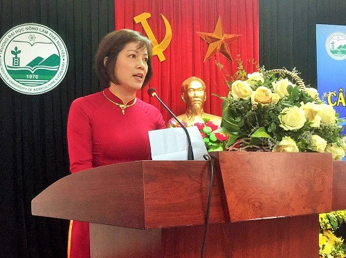 TS Phan Thị Thu Hằng – Phó Chủ nhiệm Câu lạc bộ - phát biểu nhận nhiệm vụ