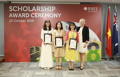 Hiệu trưởng RMIT Việt Nam, Giáo sư Gael McDonald trao học bổng Hiệu trưởng trị giá 100% học phí cho các tân sinh viên.