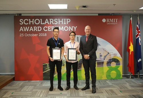 Ông Phillip Dowler, trưởng đại diện cơ sở Hà Nội trao học bổng Giáo sư Nguyễn Văn Đạo và Giáo sư Luke McLachlan cho các sinh viên xuất sắc.