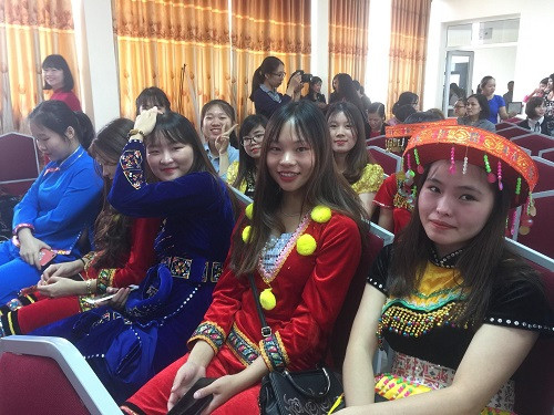 Các nữ sinh viên dân tộc thiểu số phấn khởi dự buổi lễ