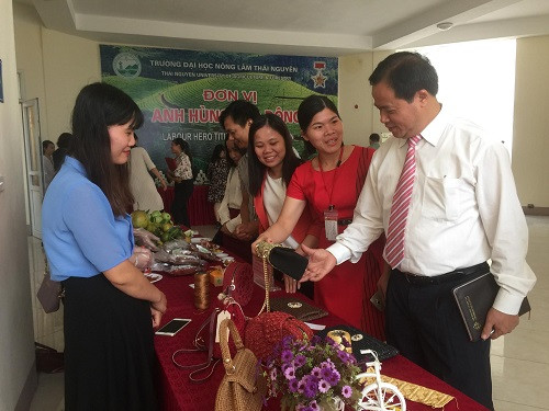 PGS.TS Trần Văn Điền - Hiệu trưởng Trường ĐH Nông Lâm tham quan sản phẩm đổ thủ công sáng tạo của nữ giảng viên nhà trường