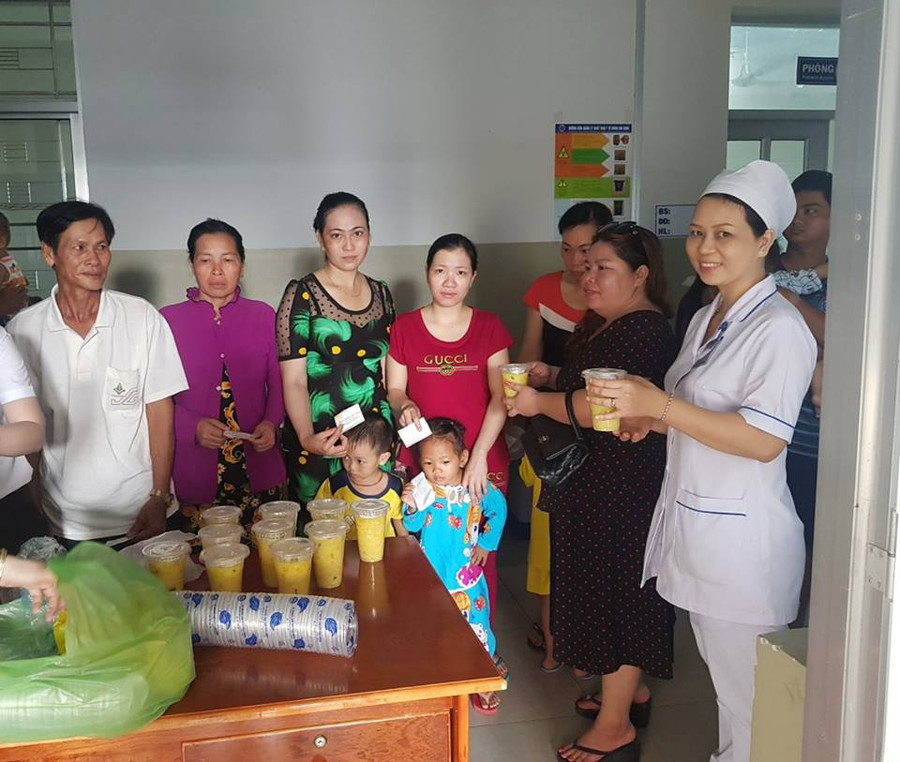 Chung tay trao suất ăn hỗ trợ cho người bệnh nội trú