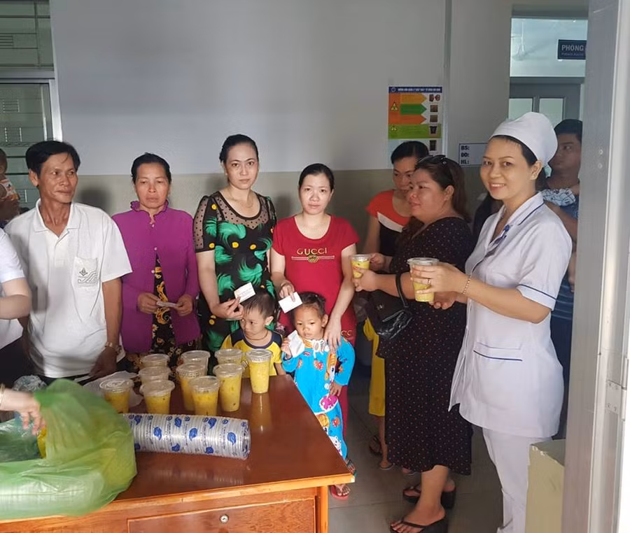 Chung tay trao suất ăn hỗ trợ cho người bệnh nội trú