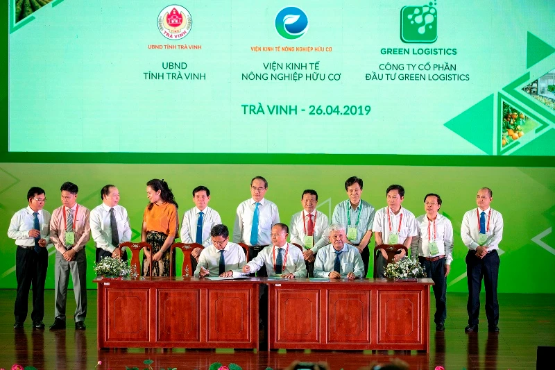 Bí thư Thành ủy TP HCM Nguyễn Thiện Nhân chứng kiến Lễ ký kết của các bên liên quan để hỗ trợ phát triển nông nghiệp Trà Vinh. Ảnh: TC Nhà quản lý