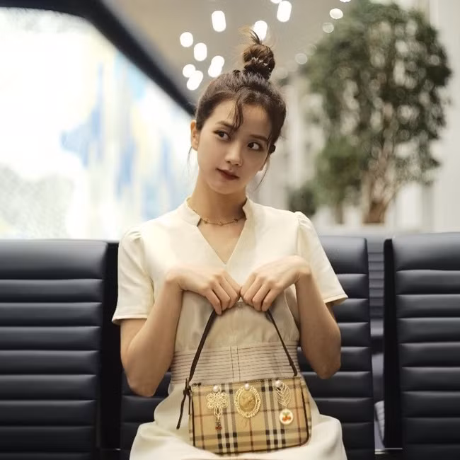 Trở về phong cách tiểu thơ với váy trắng cổ trụ lạ thanh lịch.