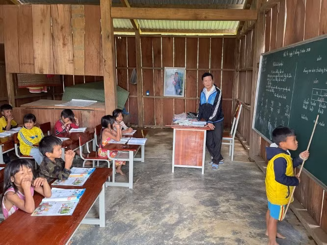 Phòng học tạm của điểm trường Tắk Rối, 2 phòng học mới đang được xây dựng sẽ đạt chuẩn để đáp ứng yêu cầu của chương trình – sách giáo khoa mới. 