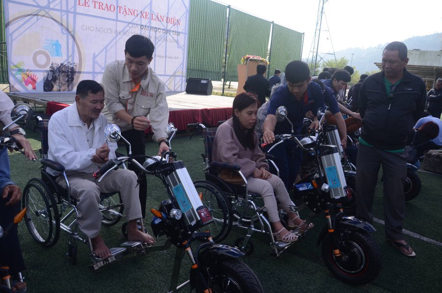 Các giảng viên trường ĐH Duy Tân hướng dẫn cách tháo lắp đầu kéo vào xe lăn