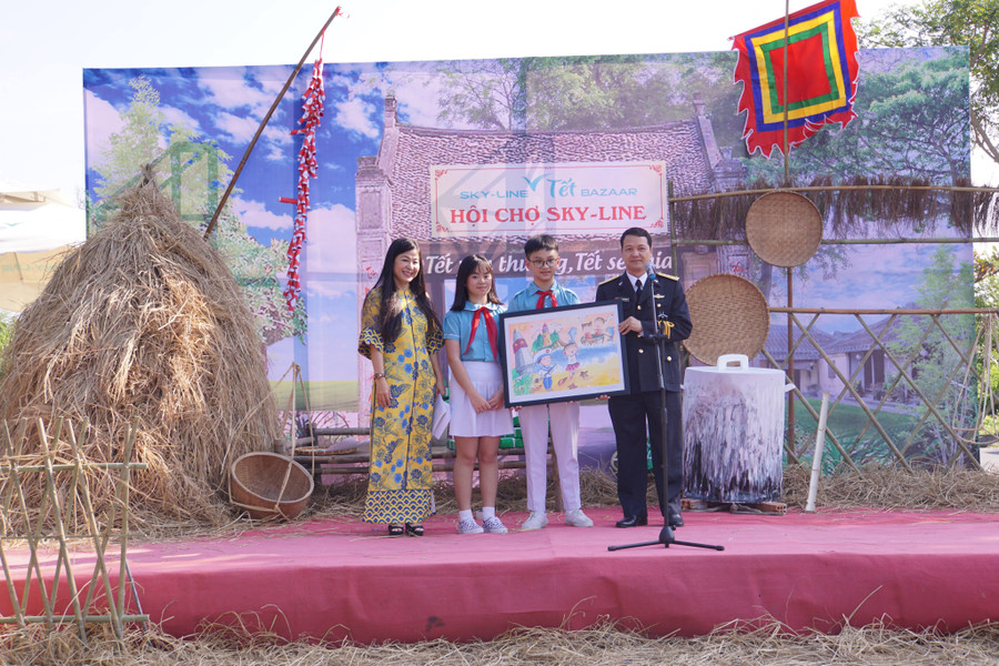 Đại diện HS của Hệ thống giáo dục Sky – Line tặng quà lưu niệm cho cán bộ, chiến sĩ Lữ đoàn tàu ngầm Đà Nẵng. Đại diện HS của Hệ thống giáo dục Sky – Line tặng quà lưu niệm cho cán bộ, chiến sĩ Lữ đoàn tàu ngầm Đà Nẵng.