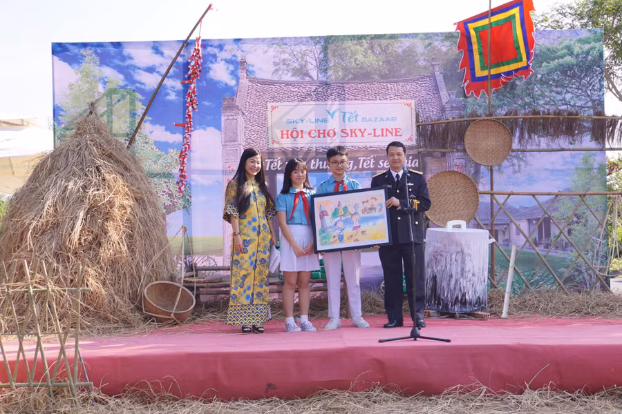 Đại diện HS của Hệ thống giáo dục Sky – Line tặng quà lưu niệm cho cán bộ, chiến sĩ Lữ đoàn tàu ngầm Đà Nẵng.