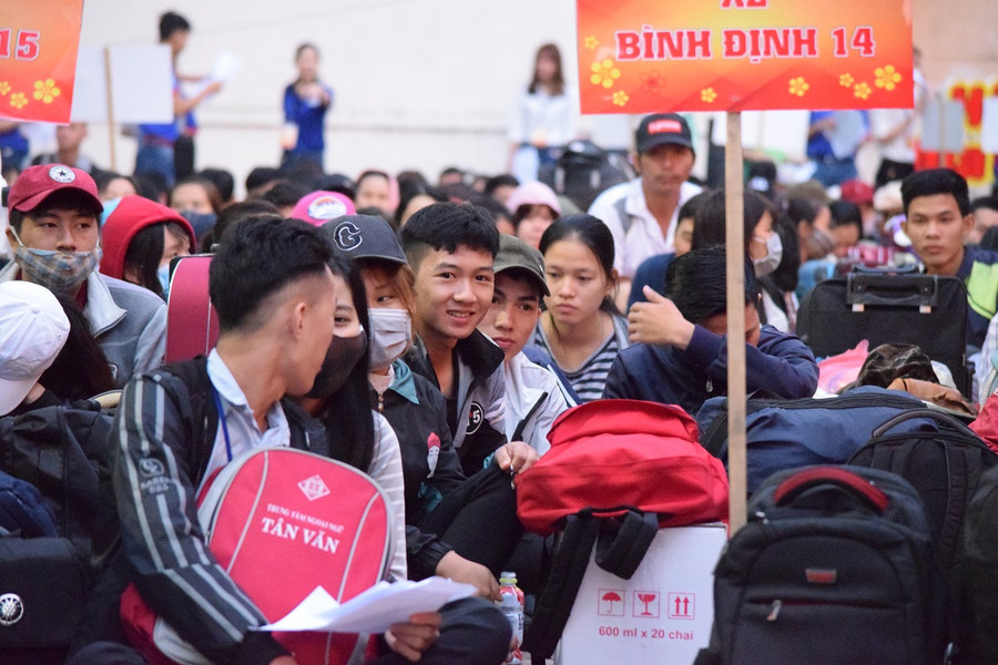 Sinh viên có mặt từ rất sớm háo hức chờ xe lăn bánh