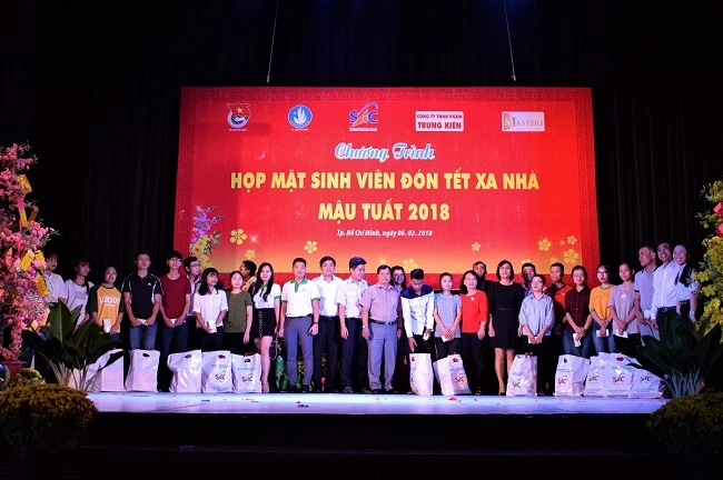 Đại diện các sinh viên lên nhận quà tại chương trình Họp mặt sinh viên đón Tết xa nhà