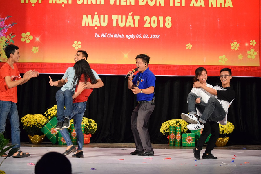 Tham gia một số trò chơi để tăng tình đoàn kết