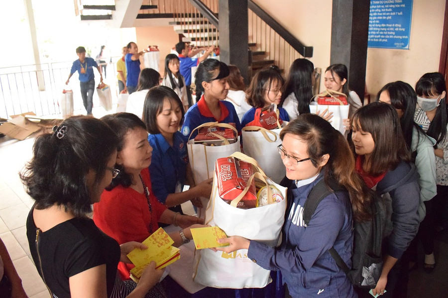 Nhận những món quà nhỏ nhưng đầy ý nghĩa dịp Tết