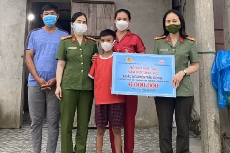 Hội Phụ nữ Công an tỉnh phối hợp Câu lạc bộ Ước mơ xanh hỗ trợ cháu Nguyễn Tấn Dũng, bị khuyết tật mất 1 tay, học sinh Trường THCS số 2 Quảng Văn, thị xã Ba Đồn.