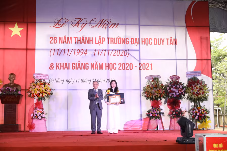 NGƯT Lê Công Cơ trao học bổng cho thủ khoa đầu vào khóa tuyển sinh năm 2020